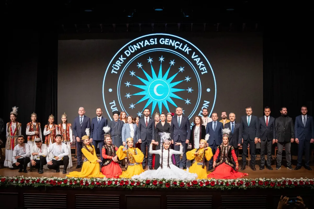 Türk Dünyası Gençlik Buluşması'nda salonu dolduran öğrenciler